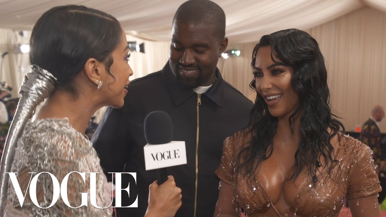 キム カーダシアン ウェスト カニエ ウェストが彼女の海に浸ったメットルックを披露 Met Gala 19 With Liza Koshy Kim Kardashian West Kanye West On Her Ocean Soaked Met Look Met Gala 19 With Liza Koshy ボイスチューブ Voicetube 動画で英語を