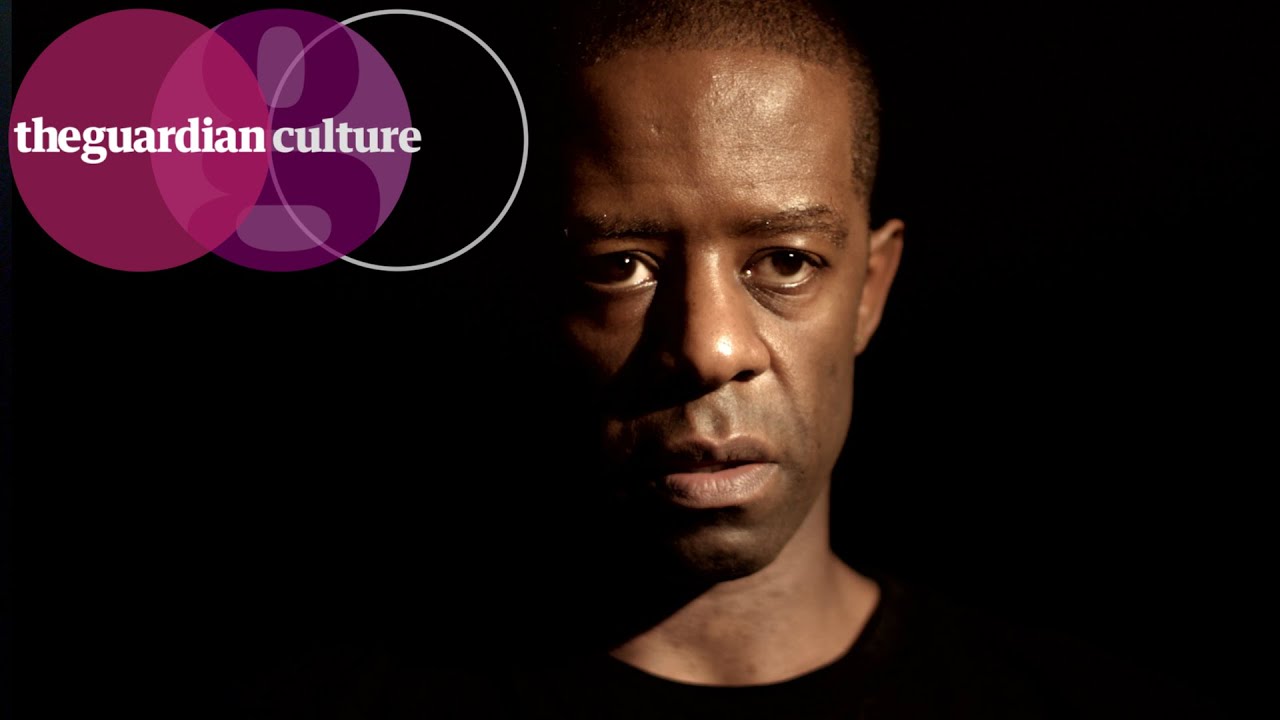 ハムレット役のエイドリアン レスターハムレット役のエイドリアン レスター Adrian Lester As Hamlet To Be Or Not To Be Voicetube 動画で英語を学ぶ