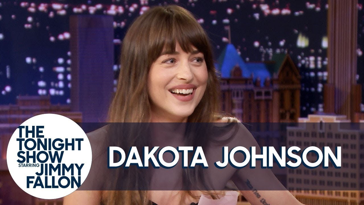 Dakota Johnson Explains Her Missing Tooth Gap - VoiceTube: Learn English  through videos!