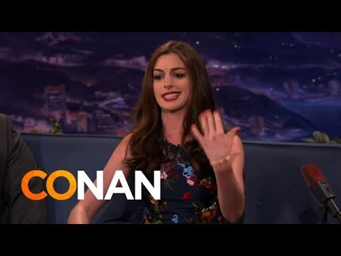 アン ハサウェイのリル ウェイン風パパラッチ ラップ コナン On Tbs Anne Hathaway S Lil Wayne Style Paparazzi Rap Conan On Tbs ボイスチューブ Voicetube 動画で英語を学ぶ